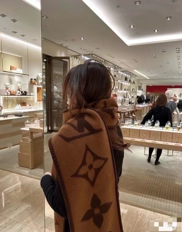 Louis Vuitton Oversized Monogram Fashion Scarf